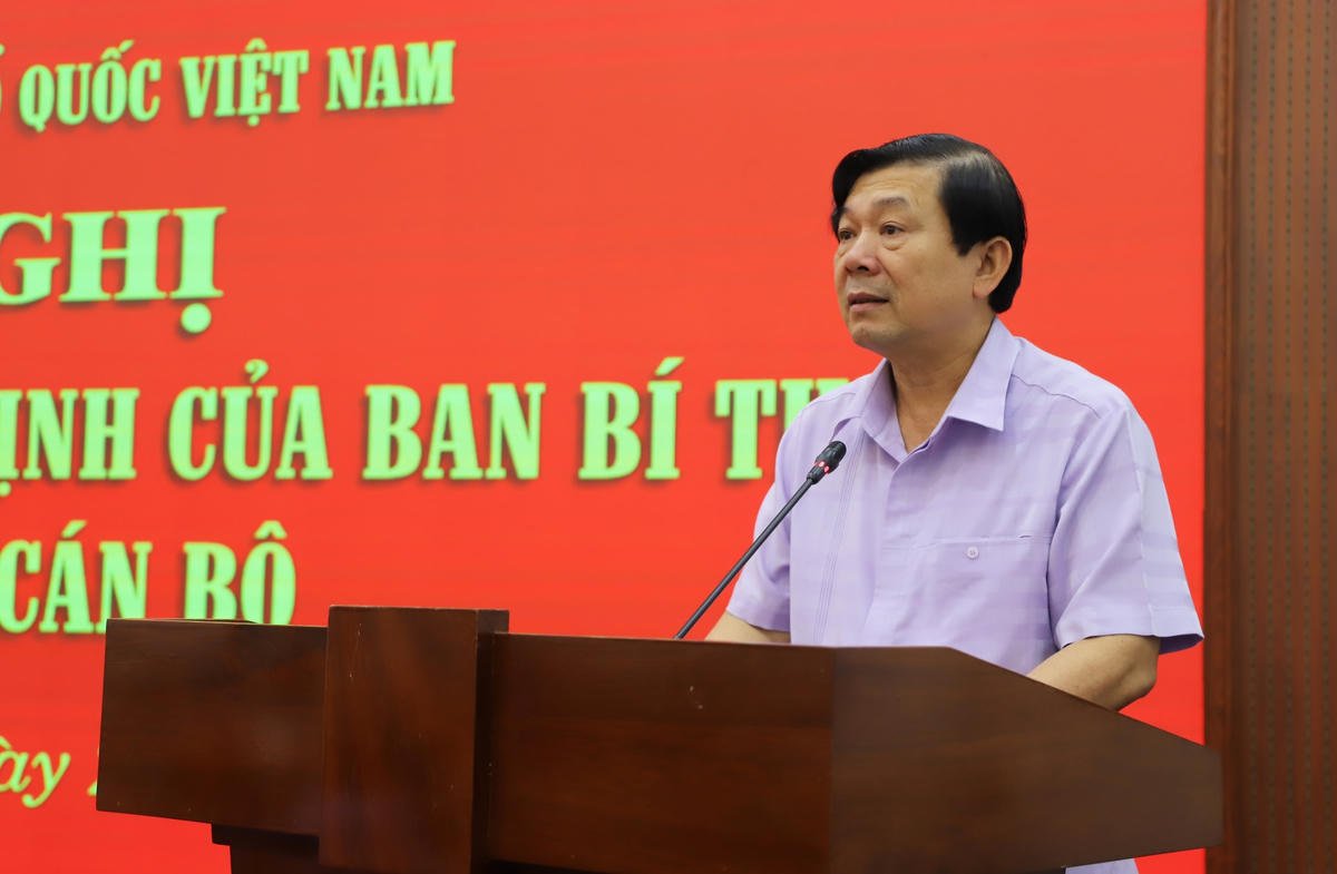 Phó Chủ tịch Nguyễn Hữu Dũng công bố quyết định của Ban Bí thư về công tác cán bộ.