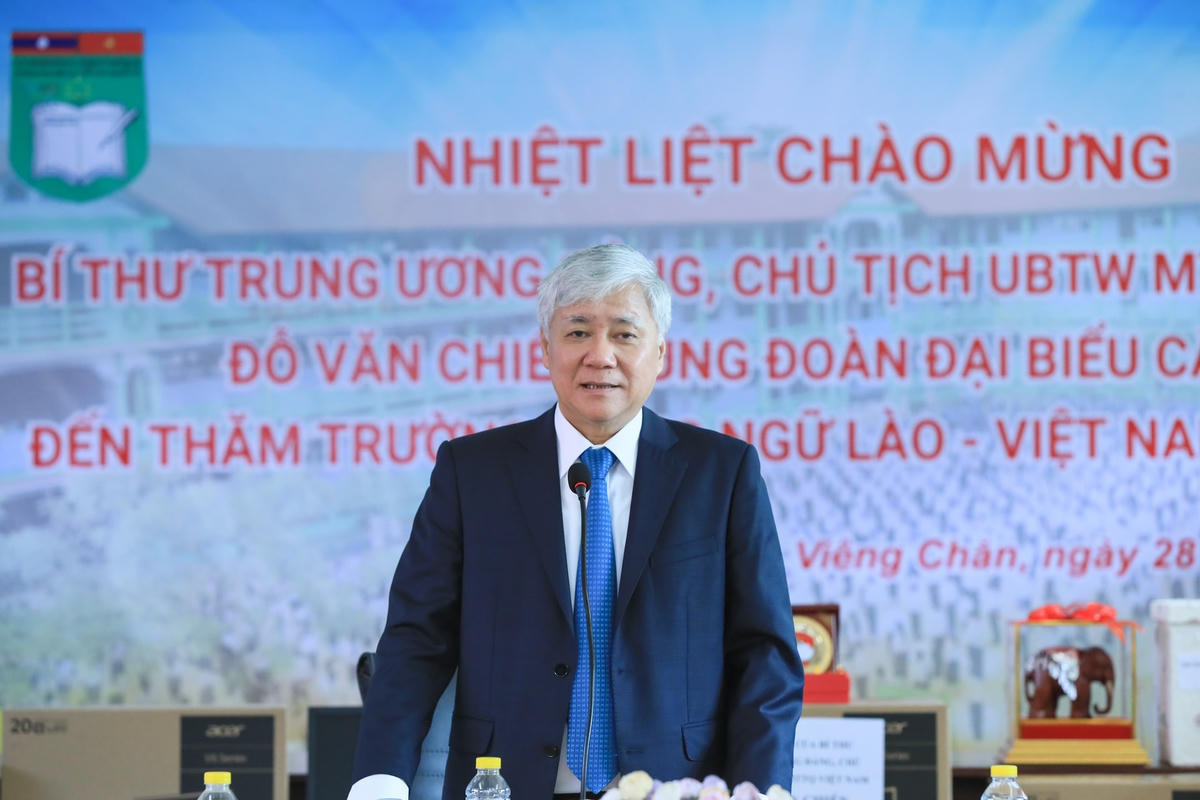 Bí thư Trung ương Đảng, Chủ tịch UBTƯ MTTQ Việt Nam Đỗ Văn Chiến trò chuyện cùng tập thể các thầy cô giáo và học sinh Trường song ngữ Lào - Việt Nam. Ảnh: Quang Vinh.