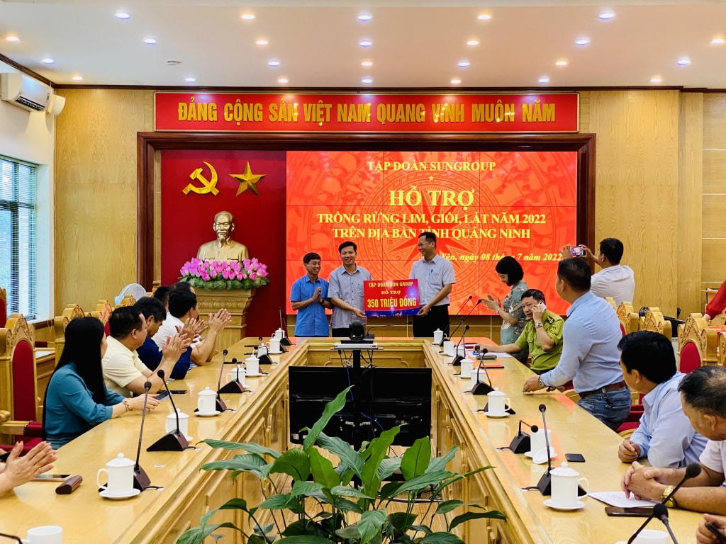 Đại diện Tập đoàn SunGroup trao 350 triệu đồng hỗ trợ kinh phí cho TP Móng Cái để trồng rừng gỗ lớn năm 2022. Ảnh: QMG. 