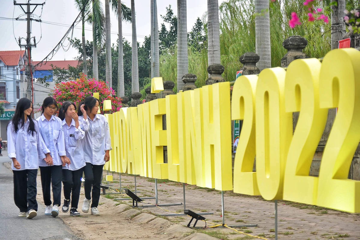 Tại lễ hội không chỉ giới thiệu về hoa mà huyện Mê Linh phối hợp với Trung tâm xúc tiến Đầu tư, Thương mại, Du lịch TP Hà Nội tổ chức 85 gian hàng trưng bày giới thiệu các sản phẩm làng nghề, sản phẩm OCOP, nông sản tiêu biểu của huyện Mê Linh, các quận, huyện, thị thuộc Hà Nội và các vùng, miền trong cả nước.