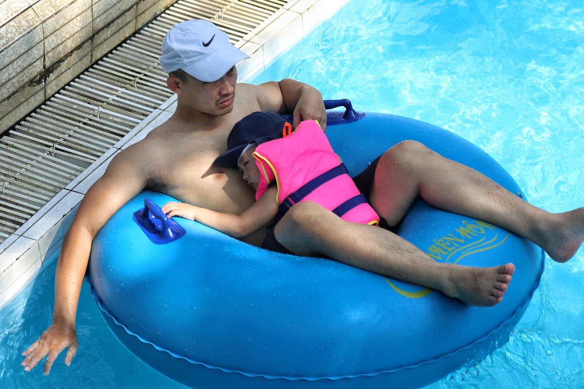 Nhiều em nhỏ nép vào người phụ huynh để nghỉ ngơi.