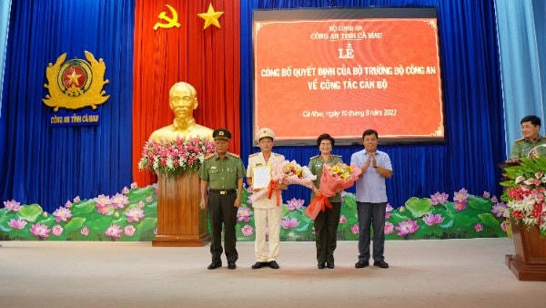 Thừa ủy quyền của Bộ trưởng Bộ Công an, Công an tỉnh Cà Mau tổ chức lễ triển khai Quyết định của Bộ trưởng Bộ Công an về công tác cán bộ.