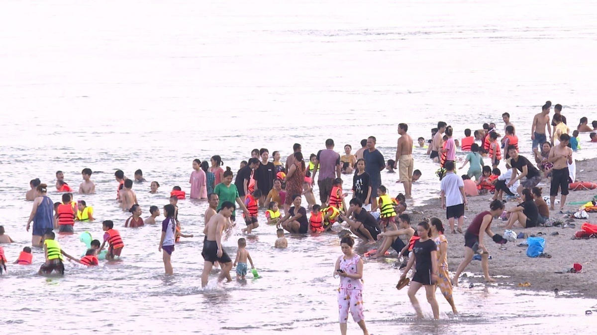 ... Những ngày gần đây có hàng trăm người tắm...