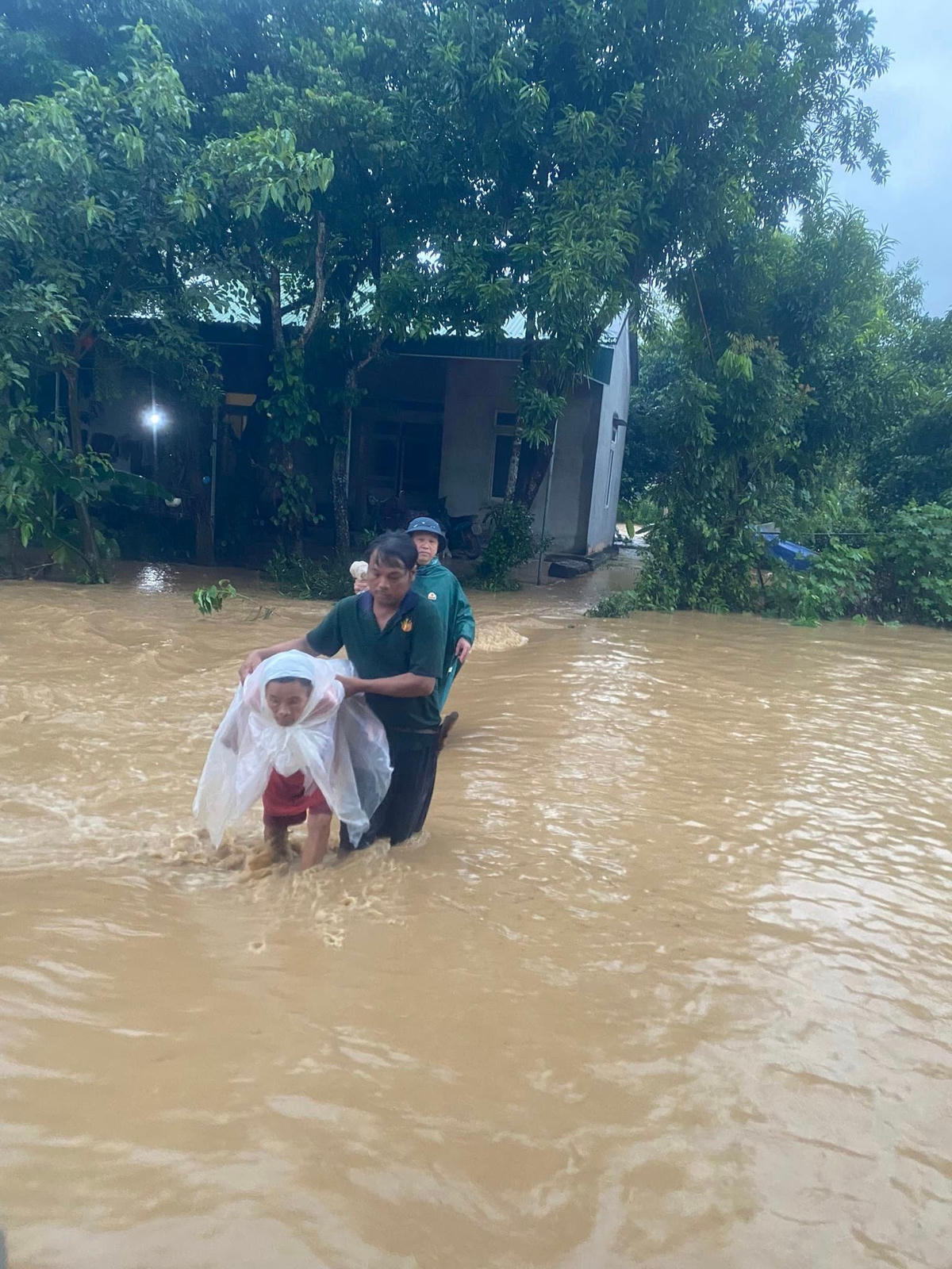 Người dân xã Môn Sơn, huyện Con Cuông được lực lượng chức năng đưa đến nơi an toàn vì nước ngập sâu.