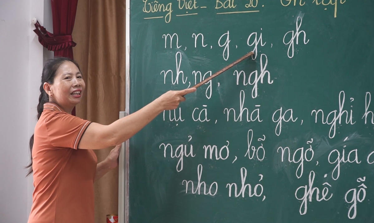 Để mở lớp, cô Vỵ đã phải đến tận nhà các em học sinh để động viên gia đình, đồng thời tự bỏ tiền mua bút, sách, vở cho các em. Ảnh: Ngô Hùng