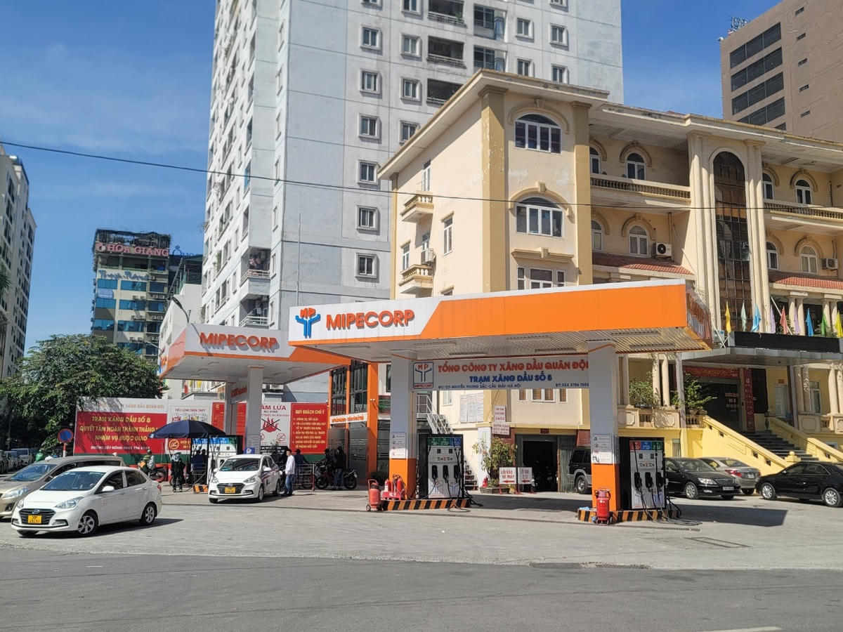 Cây xăng trên đường Nguyễn Phong Sắc, quận Cầu Giấy bán 2 máy, còn 2 máy nghỉ bán.