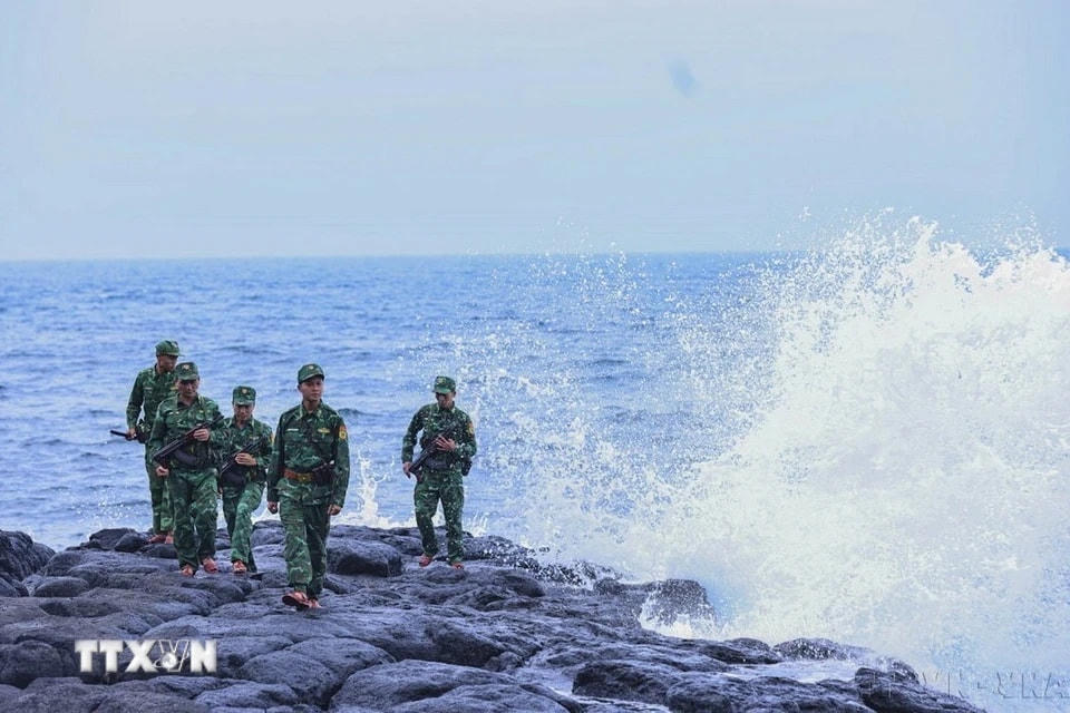 Bộ đội Biên phòng Đồn Cồn Cỏ (Quảng Trị) tuần tra trên đảo. (Ảnh: Minh Đức/TTXVN)