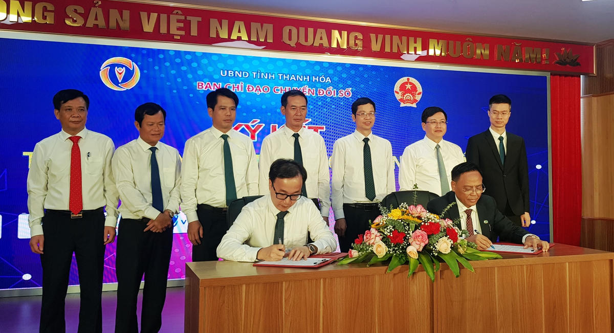 Các đại biểu đã tiến hành ký kết thỏa thuận hợp tác chuyển đổi số giữa các sở, ngành, UBND các huyện, thị xã, thành phố của tỉnh với các tập đoàn, doanh nghiệp công nghệ số.