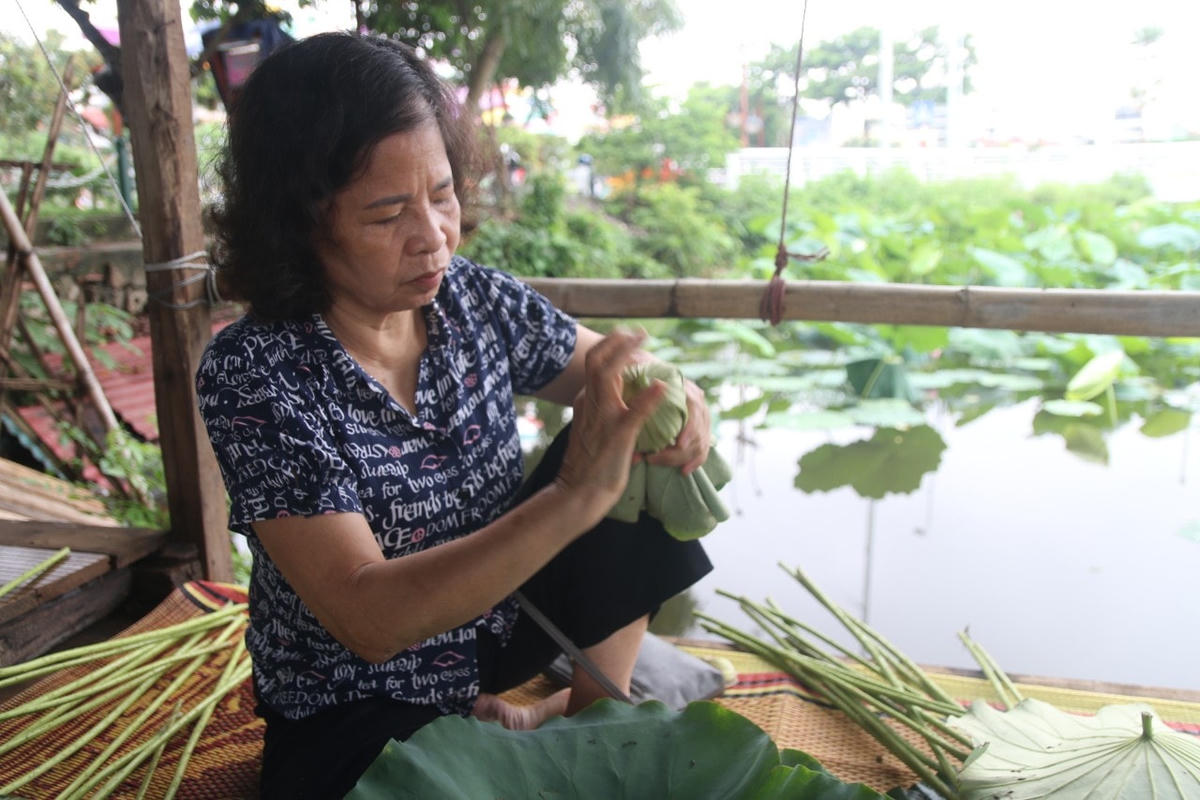 Nếu du khách đến các đầm sen tại Hồ Tây từ sáng sớm, mọi người sẽ được chứng kiến quá trình làm trà sen ướp xổi của người nông dân tại làng Nhật Tân.
