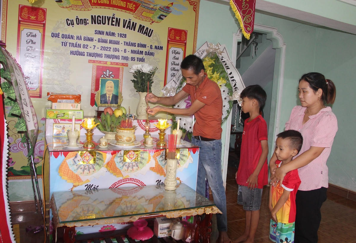 Ngư dân Nguyễn Văn Thành thắp hương cha mình vừa qua đời.