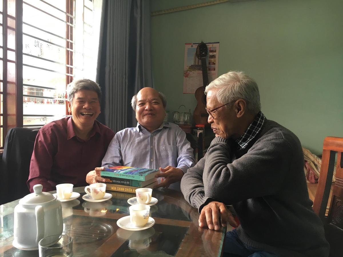 Nhà thơ Đỗ Trọng Khơi với bạn văn.  Ảnh: FBNV.