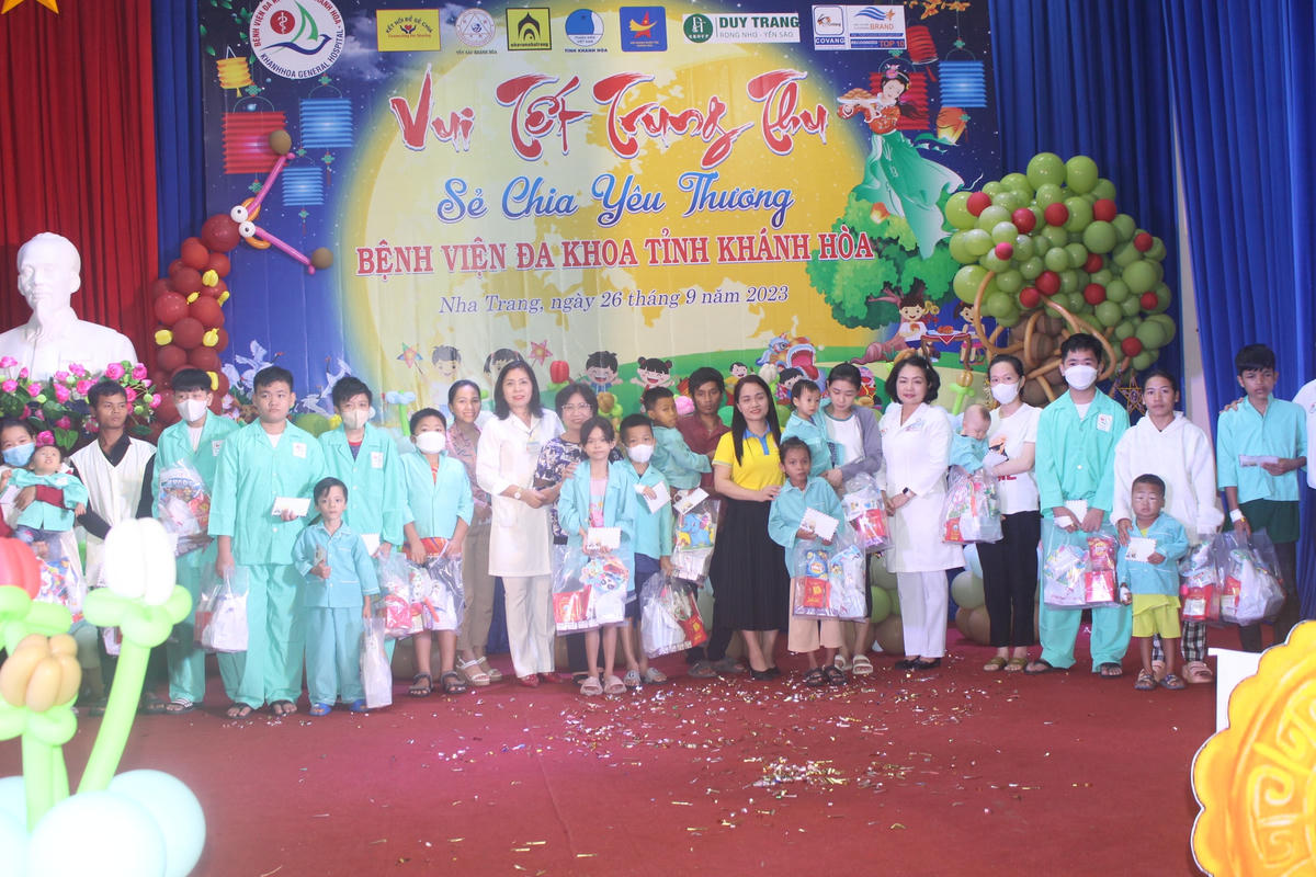 Các cháu thiếu nhi là bệnh nhân đã điều trị tại bệnh viện, đang nhận quà tại tết Trung thu.