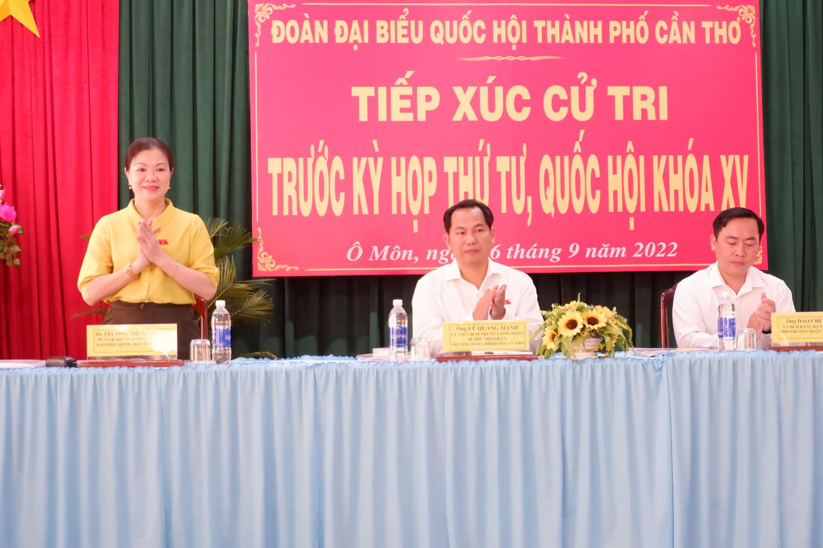 Phó Chủ tịch UBTƯ MTTQ Việt Nam Trương Thị Ngọc Ánh cùng Đoàn đại biểu Quốc hội TP Cần Thơ (Đơn vị số bầu cử số 2), tại buổi tiếp xúc cử tri.