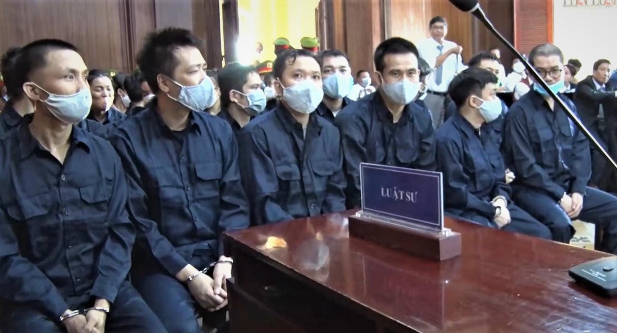 Bị cáo Nguyễn Thái Luyện (ngoài cùng bên phải) và các đồng phạm trong vụ án tại tòa (Ảnh: T.Hậu)