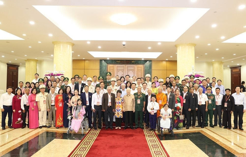 Tổng Bí thư Nguyễn Phú Trọng và các đại biểu điển hình tiêu biểu toàn quốc chụp ảnh lưu niệm. Ảnh: Trí Dũng/TTXVN.