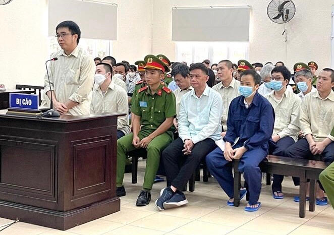 Các bị cáo bị dẫn giải vào toà án tỉnh Bình Dương.