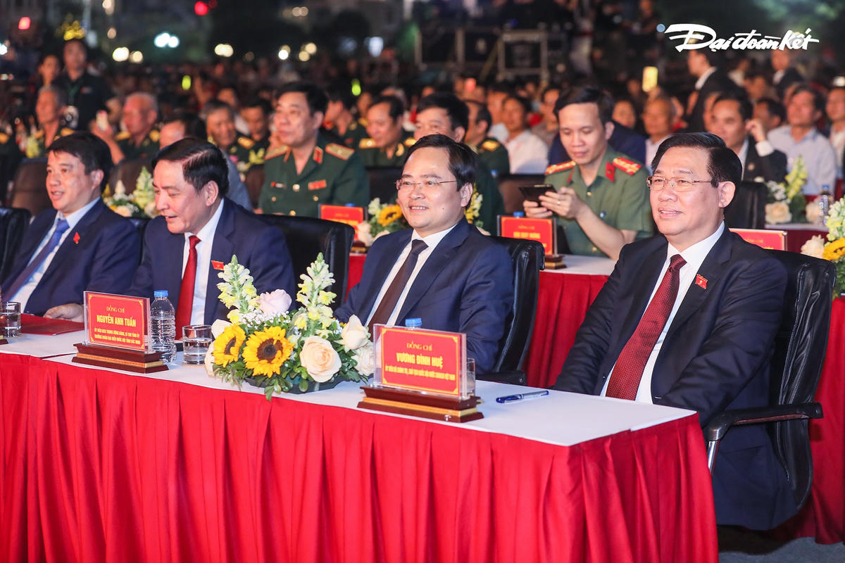 Chủ tịch Quốc hội Vương Đình Huệ dự Lễ kỷ niệm 110 năm thành lập huyện Thuận Thành và công bố Nghị quyết của Ủy ban Thường vụ Quốc hội thành lập thị xã Thuận Thành, tỉnh Bắc Ninh.