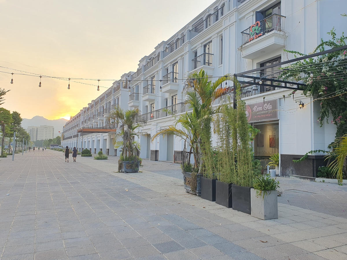 Chị Bùi Thị Lan, một môi giới bất động sản lâu năm tại khu vực này thông tin, các căn hộ ở đây được hoàn thành từ đầu năm 2022, mỗi căn có giá từ 6 - 8 tỷ đồng tùy theo vị trí mặt tiền, hướng nhà. Đa phần, các căn hộ này thuộc sở hữu của người nơi khác, nhiều nhất là dân Hà Nội, do vậy rất ít người chuyển đến đây sinh sống, chủ yếu là để cho thuê mặt bằng kinh doanh. Tuy nhiên, cũng chẳng có mấy người tới đây thuê mặt bằng cả.