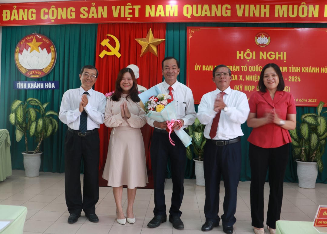 Lãnh đạo Ủy ban MTTQ Việt Nam tỉnh Khánh Hòa tặng hoa chúc mừng tân phó Chủ tịch Nguyễn Văn Thiện.
