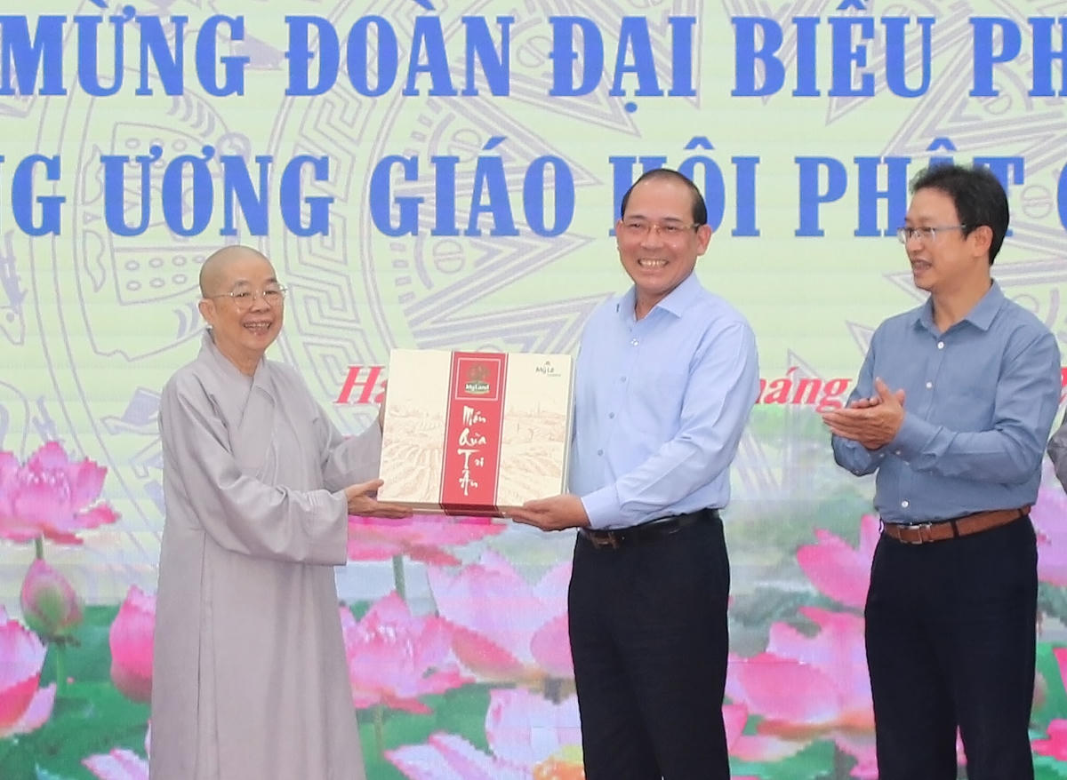 Phó Chủ tịch Hoàng Công Thủy nhận quà lưu niệm từ Đoàn đại biểu Phân ban Ni giới Trung ương GHPG Việt Nam.