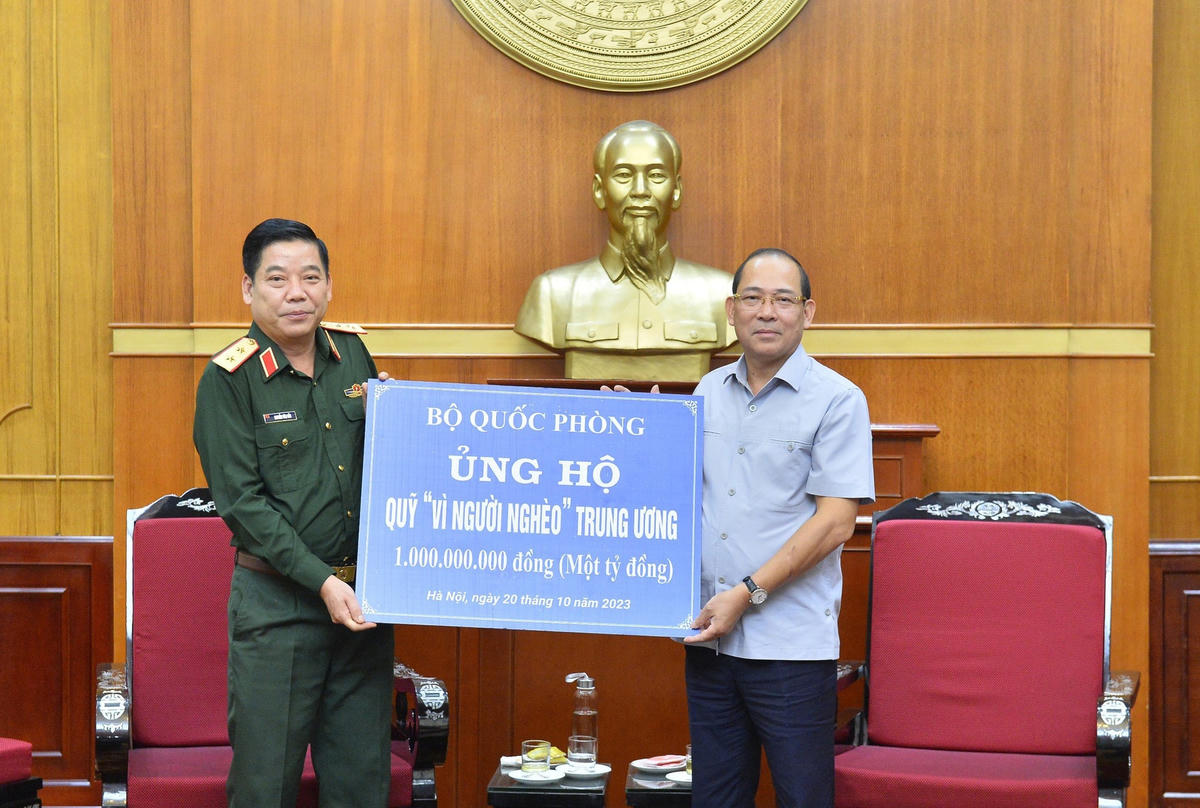Bộ Quốc phòng ủng hộ Quỹ 'Vì người nghèo' Trung ương 1 tỷ đồng