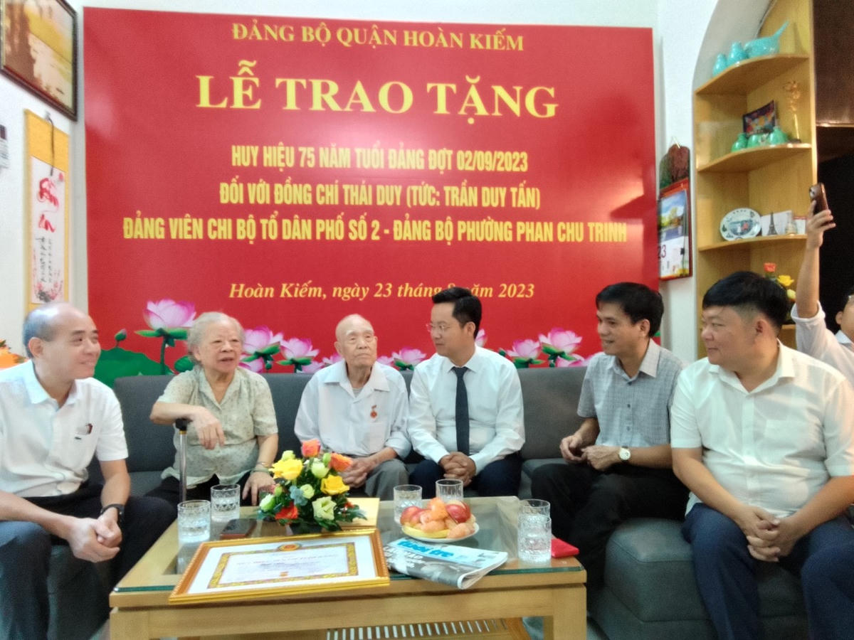 Lãnh đạo Quận ủy Hoàn Kiếm trò chuyện cùng nhà báo Thái Duy.