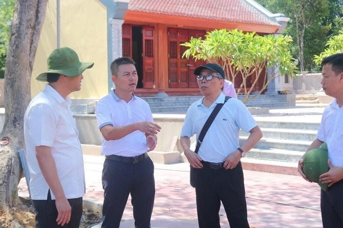 Tổng Biên tập Hoàng Anh Minh trao đổi cùng Bí thư Tỉnh ủy Hoàng Trung Dũng và nhà văn Đức Ban về các kế hoạch công việc tiếp theo.  