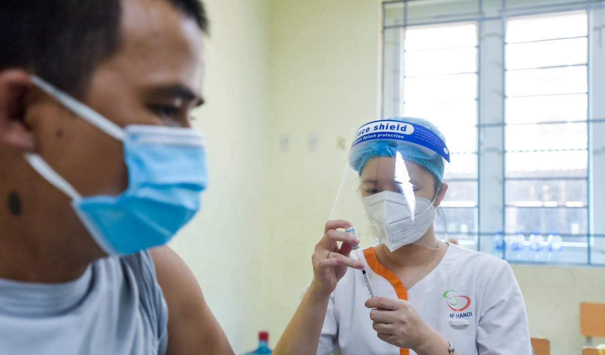 Tiêm vaccine ngừa Covid-19 cho người dân. 