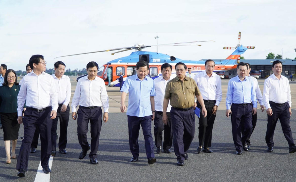 Chiều 26/11, Thủ tướng Chính phủ Phạm Minh Chính, lãnh đạo các bộ, ngành, đã lên máy bay trực thăng VN8645, thị sát vòng quanh địa bàn tỉnh Bà Rịa - Vũng Tàu (Ảnh: Mạnh Thắng).