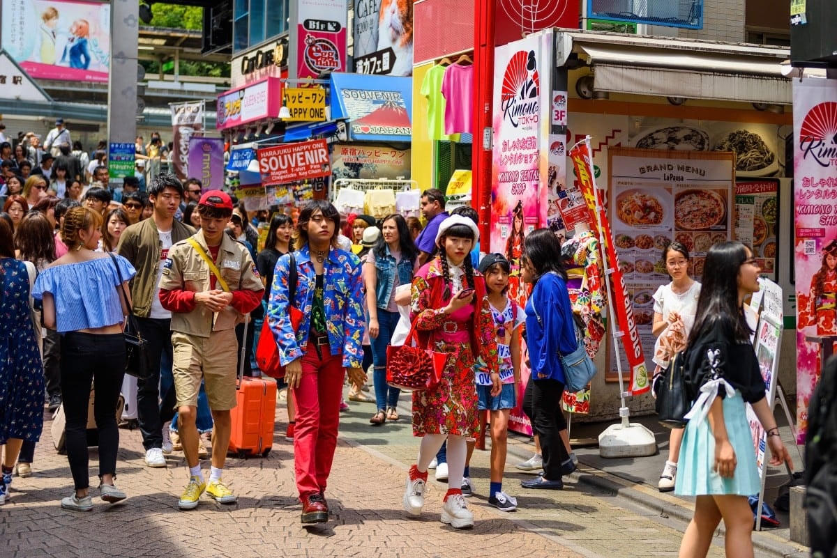 Kinh tế hồi phục, đường phố Tokyo (Nhật Bản) sống động trở lại. Ảnh: Reuters.  