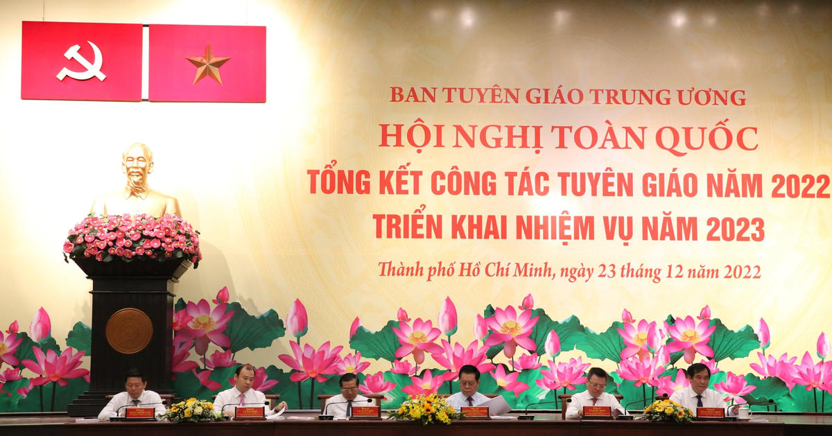 Ban Chủ trì Hội nghị toàn quốc của Ban Tuyên giáo Trung ương. (Ảnh: Hồng Phúc).