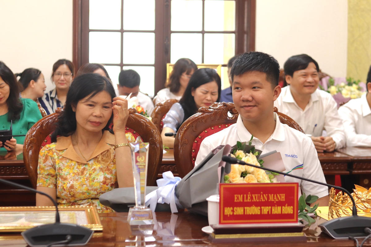 Em Lê Xuân Mạnh đến dự buổi lễ tuyên dương cùng mẹ và bố.