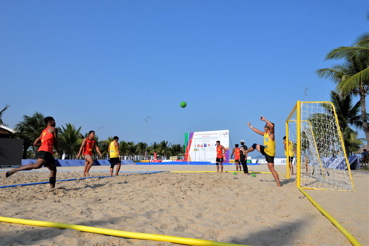 SEA Games 31: Các đội tuyển hăng say tập luyện trước 'giờ G' thi đấu môn bóng ném bãi biển