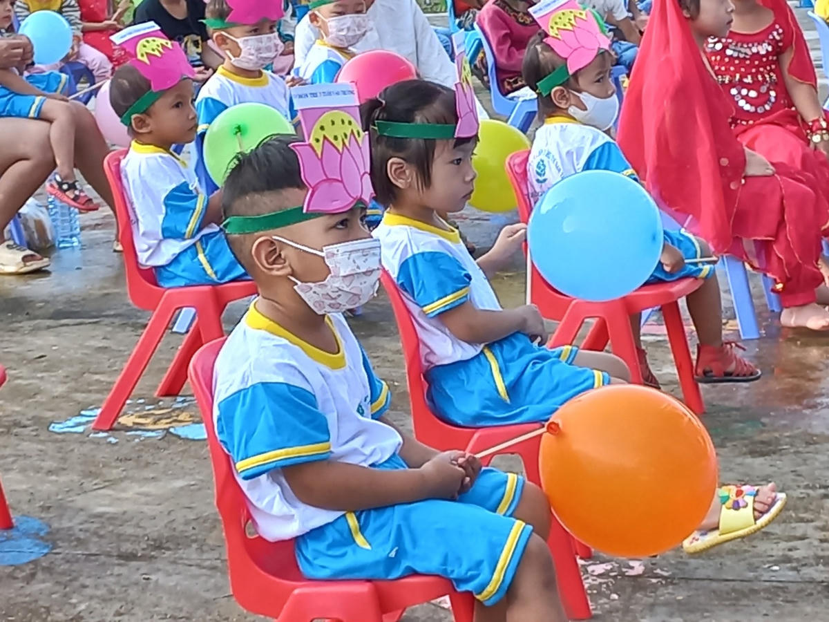 Học sinh mẫu giáo Trà Leng dự khai giảng năm học mới.