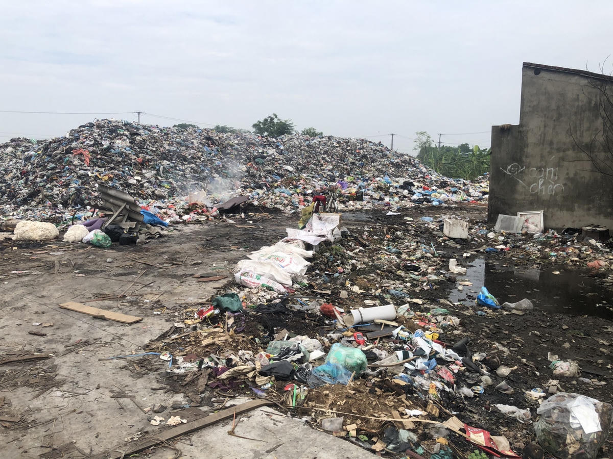 Rác thải sinh hoạt “tấn công” các làng quê.