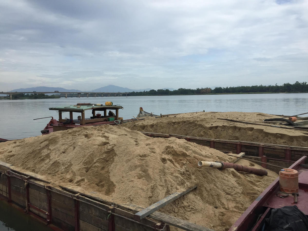 Khai thác cát trên sông Thu Bồn.