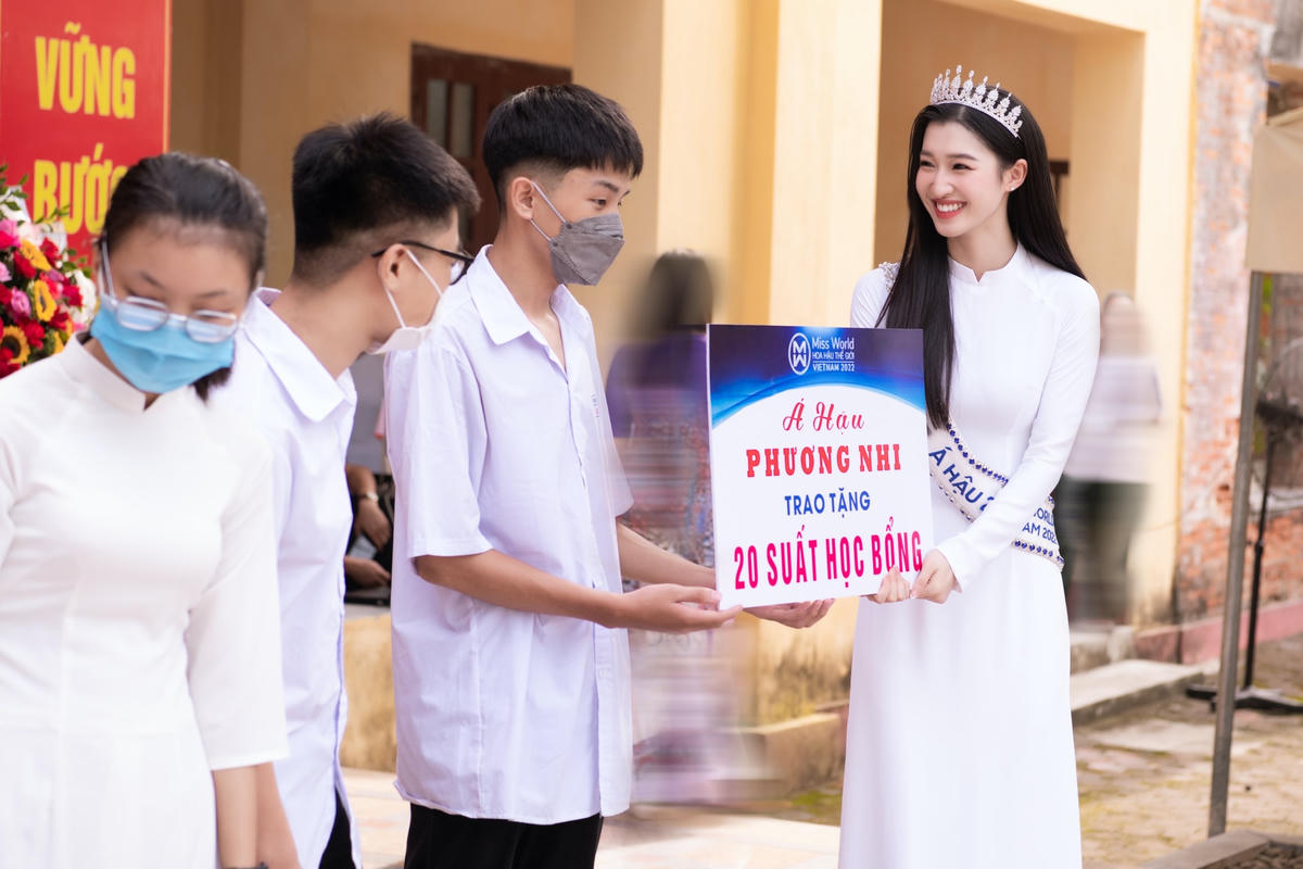 Cô nàng trao 20 suất học bổng cho các học sinh có hoàn cảnh khó khăn.