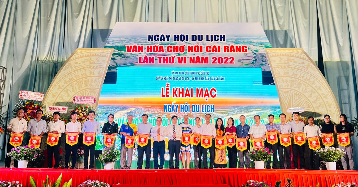 Trao cờ cho các đơn vị, cá nhân tại lễ khai mạc Ngày hội Du lịch “Văn hóa chợ nổi Cái Răng” .