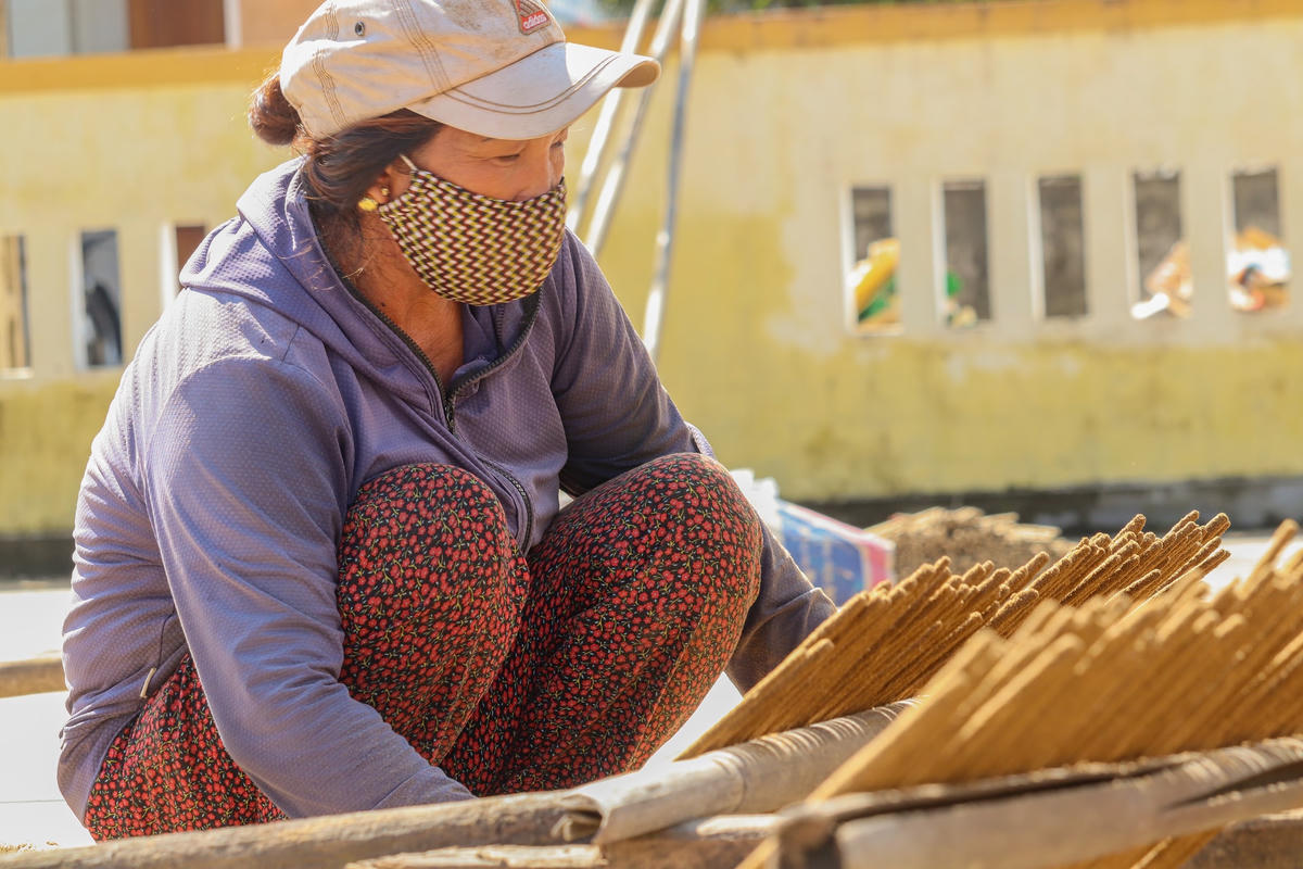 Ngồi chăm chút từng que hương trên bàn se, bà Lê Thị Hoa (55 tuổi, ở thôn Quyết Thắng, xã Thanh Trạch, huyện Bố Trạch) giãi bày: “Nếu thời tiết thuận lợi, bình quân mỗi ngày tôi làm được tầm 200 cây hương. Thời điểm này người làm hương trầm chúng tôi bắt đầu nhận đơn hàng vụ Tết, những que hương này sẽ được đưa đi vào các tỉnh phía Nam tiêu thụ”.