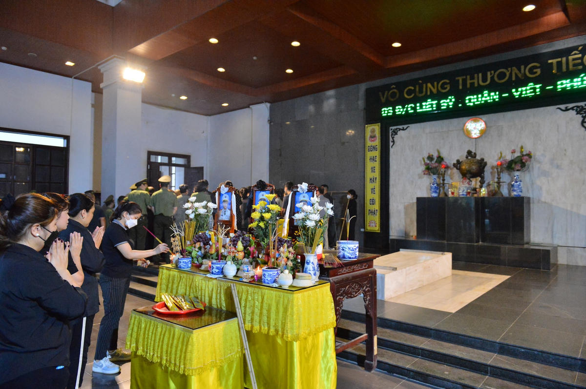 Trong sáng nay, rất đông người thân, đồng đội và người dân Thủ đô đã đến lễ viếng, bày tỏ sự tiếc thương và tiễn đưa các liệt sĩ về nơi an nghỉ cuối cùng.