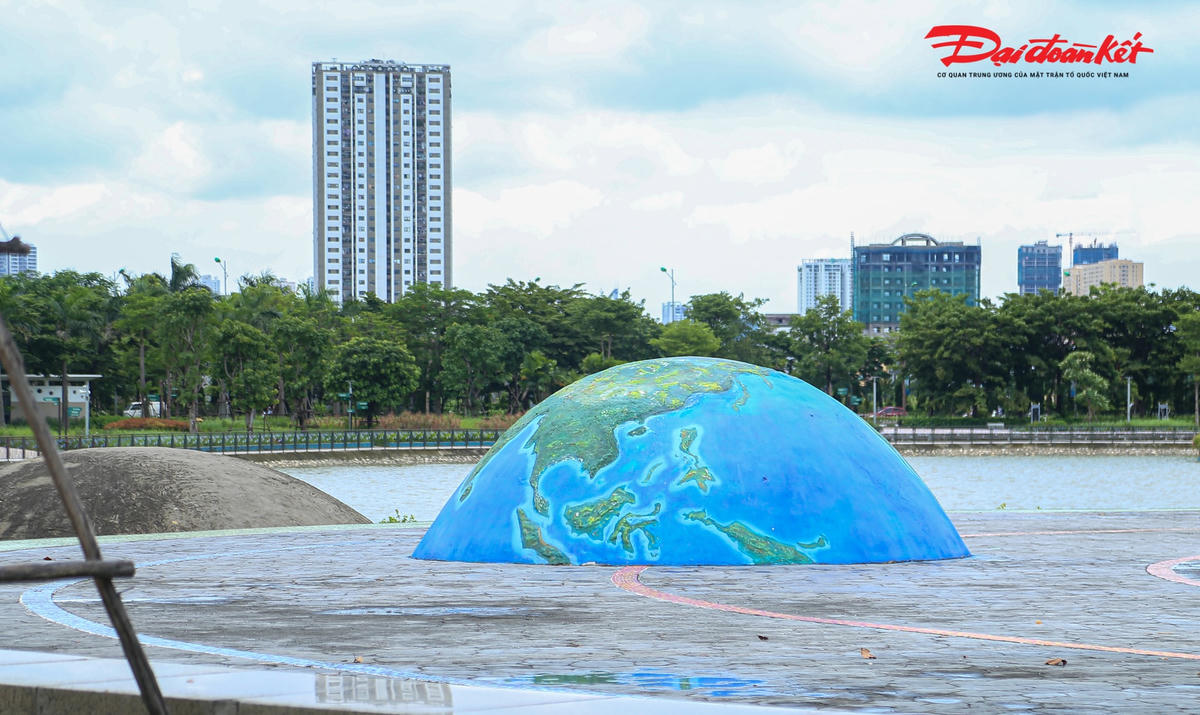  Khu vực quảng trường Ngân hà (Milky way) với mô hình các hành tinh xoay quanh hệ Mặt trời.