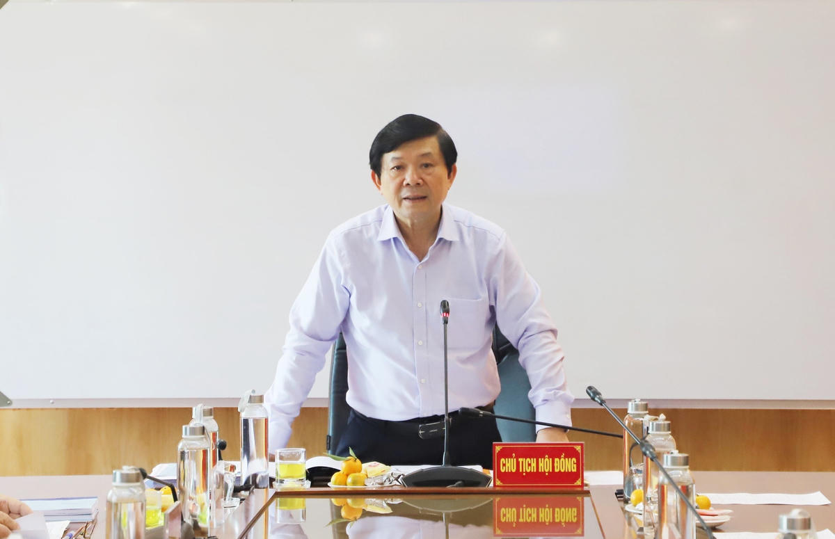 Phó Chủ tịch Nguyễn Hữu Dũng đề nghị, nhóm nghiên cứu cần nghiêm túc tiếp thu ý kiến để sửa đổi, bổ sung, hoàn thiện Đề tài nhằm đảo bảo chất lượng và yêu cầu đề ra.