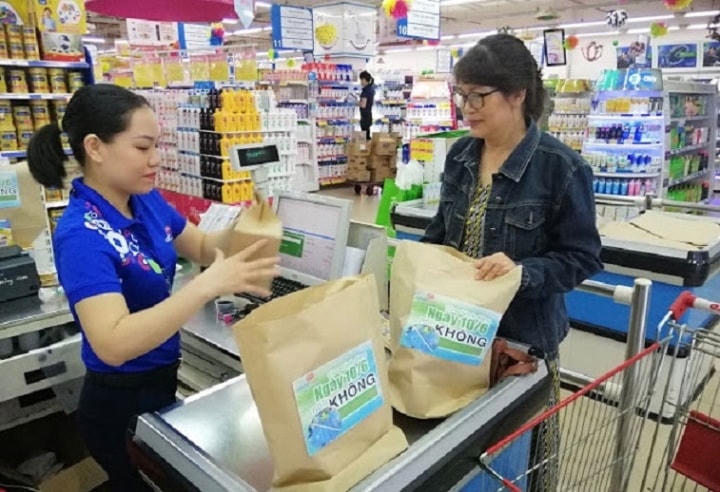 Nhiều người tiêu dùng đã thay đổi thói quen, sử dụng túi thân thiện môi trường.