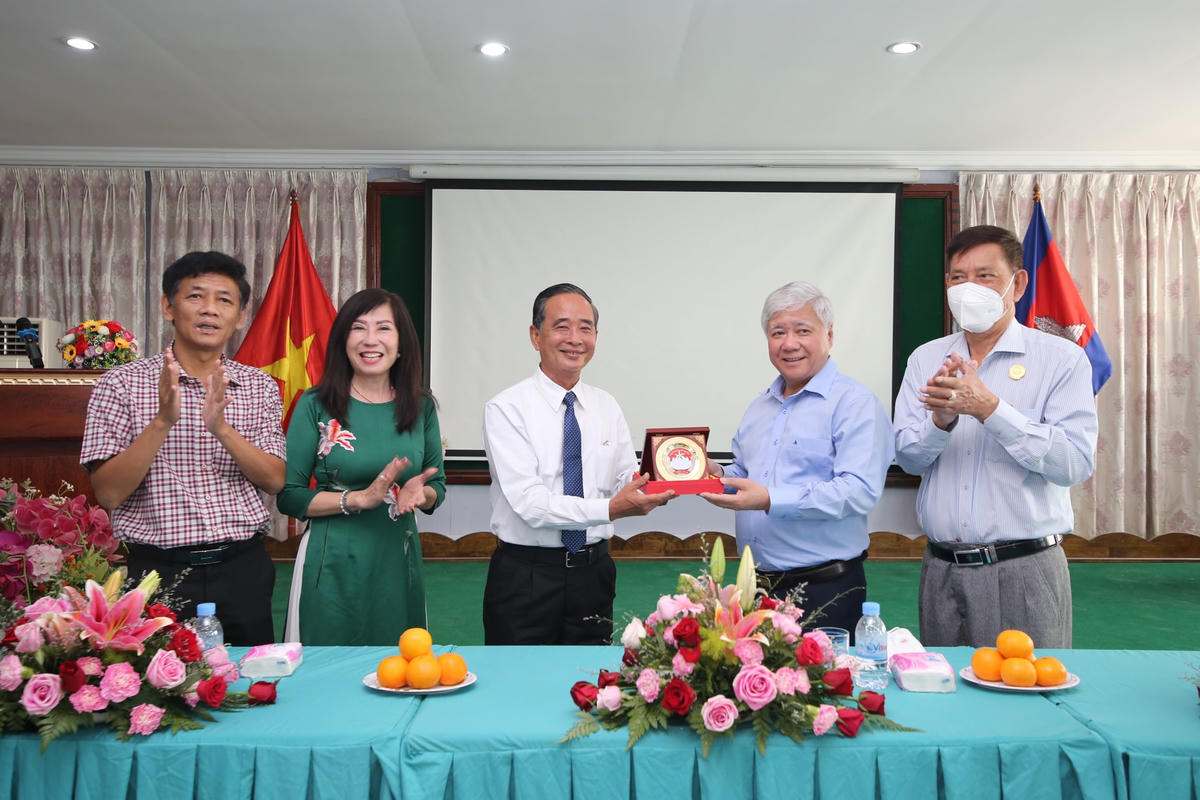 Bí thư Trung ương Đảng, Chủ tịch UBTƯ MTTQ Việt Nam Đỗ Văn Chiến tặng biểu trưng MTTQ Việt Nam cho Tổng hội Khmer - Việt Nam tại Vương quốc Campuchia. Ảnh: Quang Vinh.