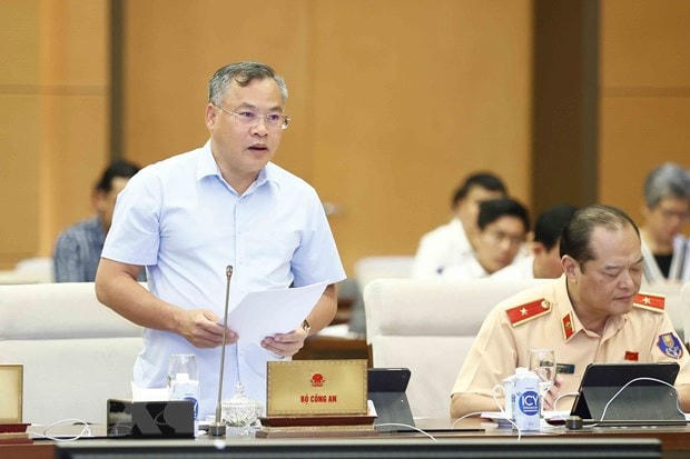 Thứ trưởng Bộ Công an Nguyễn Văn Long trình bày tờ trình. (Ảnh: Doãn Tấn/TTXVN)