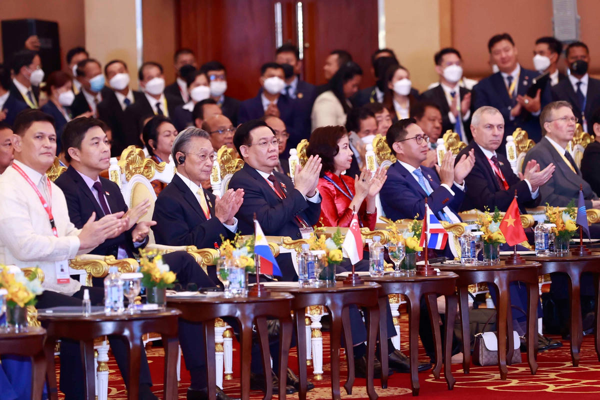 Chủ tịch Quốc hội Vương Đình Huệ dẫn đầu Đoàn đại biểu cấp cao Quốc hội Việt Nam tham dự phiên khai mạc AIPA-43. Ảnh: TTXVN.