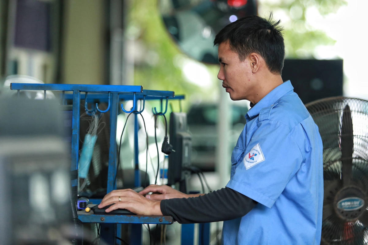 [ẢNH] Hà Nội: Ô tô xếp dài nửa cây số, chờ hơn 2 giờ vẫn chưa được đăng kiểm