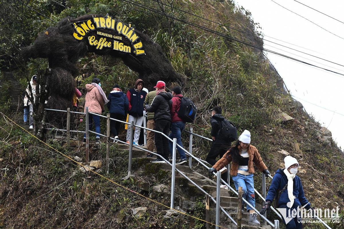 Du khách sốc nhiệt vì gió lạnh 4 độ C ngày Tết ở cổng trời Quản Bạ