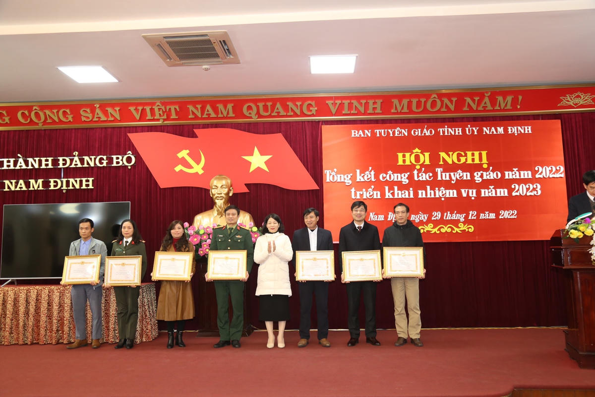 Tại hội nghị, nhiều tập thể, cá nhân được các cấp khen thưởng.