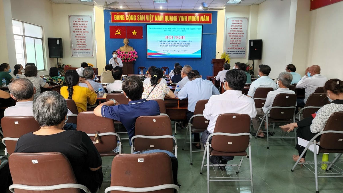 Tuyên truyền pháp luật đến cán bộ, đảng viên, nhân dân tại quận Tân Bình (TP HCM).